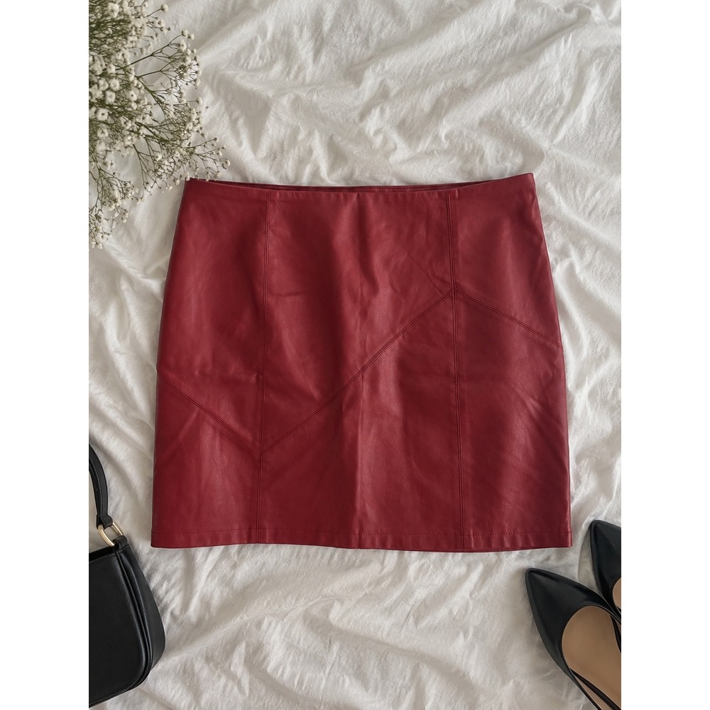 Fahsyee Burgundy Red Faux Leather Mini Skirt Geometric Seam Detail Size L